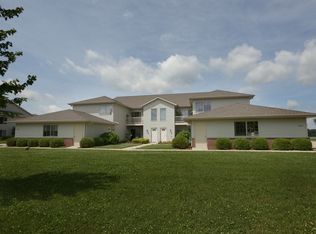 N7751 Vicksburg Way APT 8, Oconomowoc, WI 53066