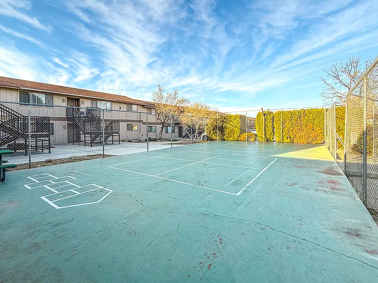 Avalon Court Apartments — Photo 3