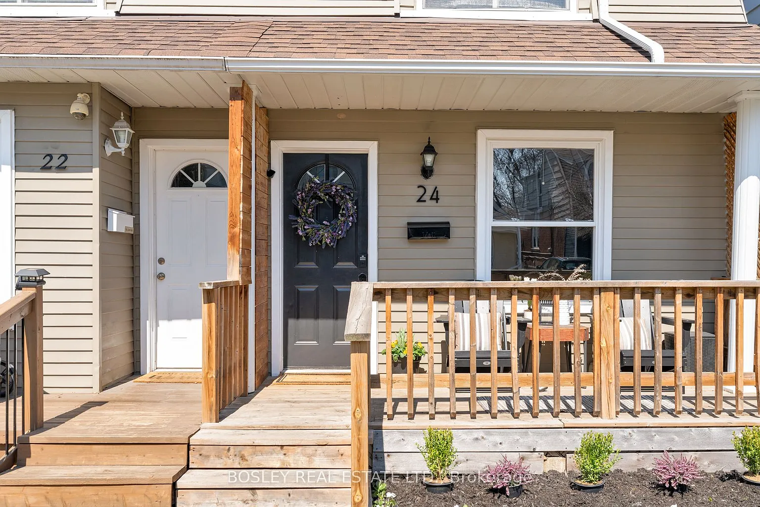 24 Queensdale Ave photo 1