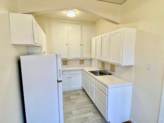 5th image of 2715 Cabrillo St #303