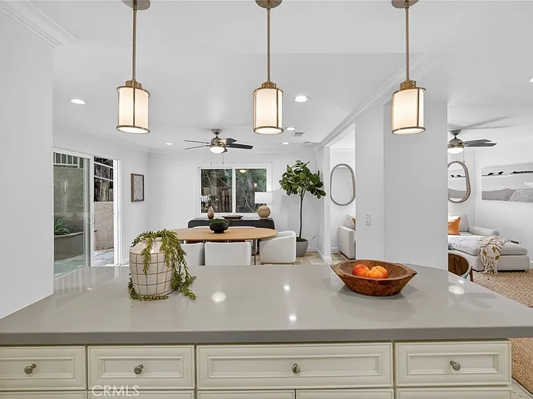 431 Nyes Pl — Photo 10