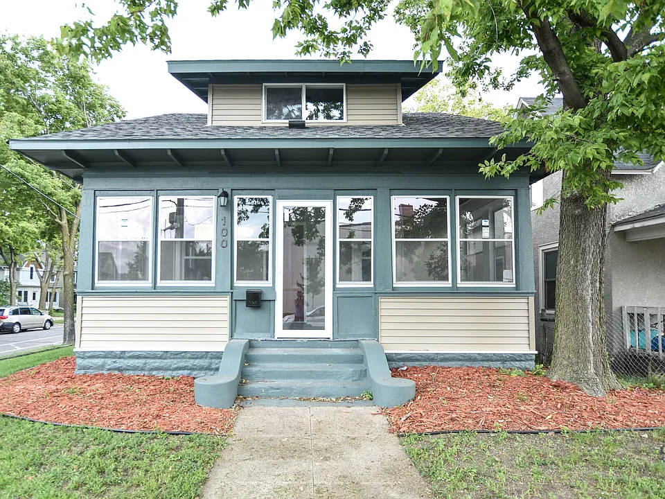 100 E 38th St
