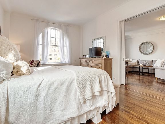 4th image of 166 W 72nd St #10E