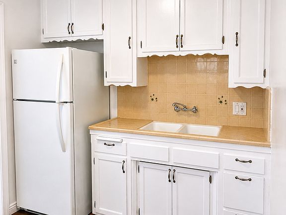 3rd image of 528 S Harvard Blvd #8