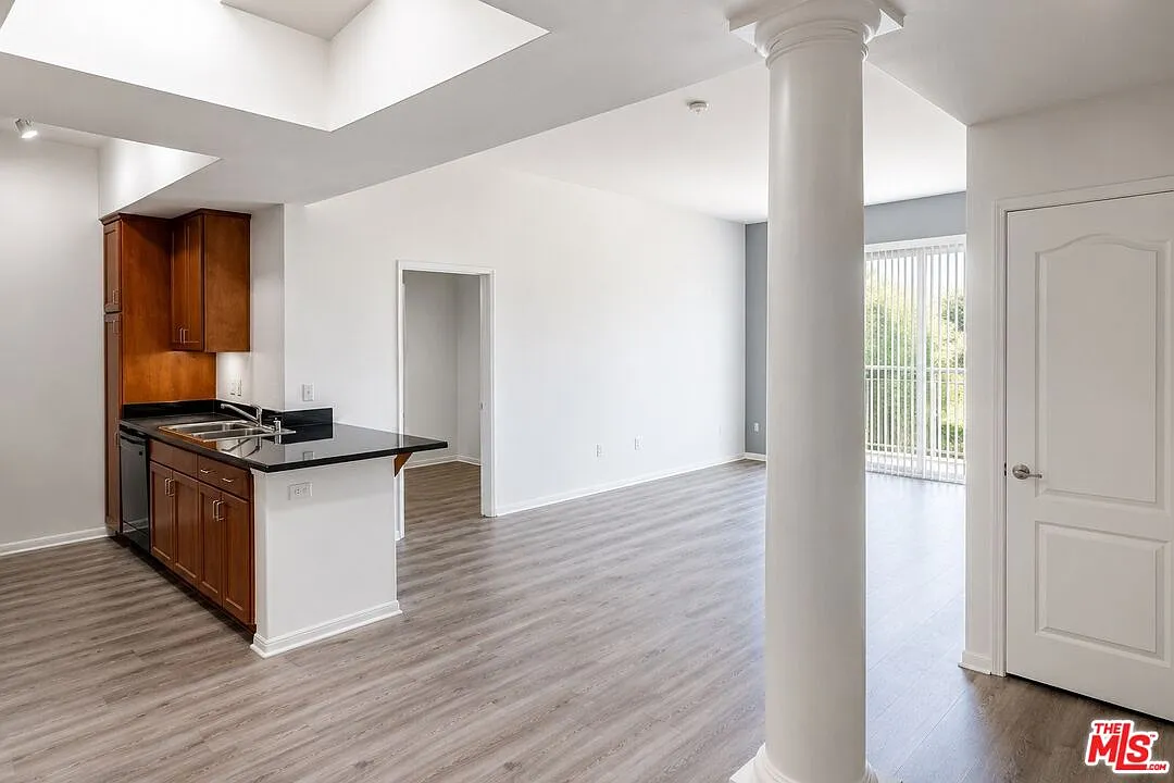 2 bed, 2.0 bath, 1000 sqft, $4,100 — Photo 1