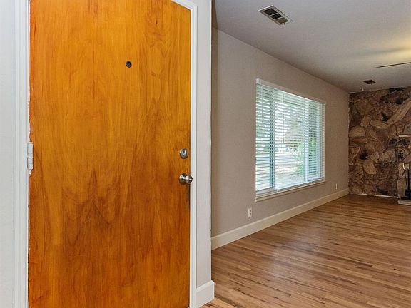4th image of 1631 W Weldon Ave