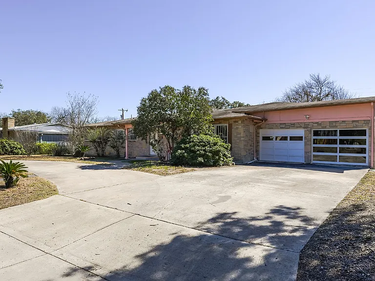 2622 W Summit Ave — Photo 3