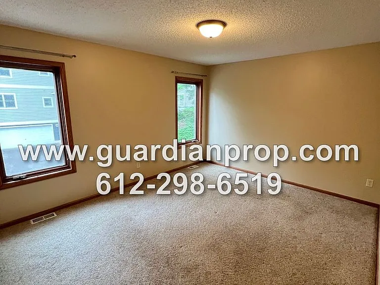 1158 Summit Ave — Photo 7