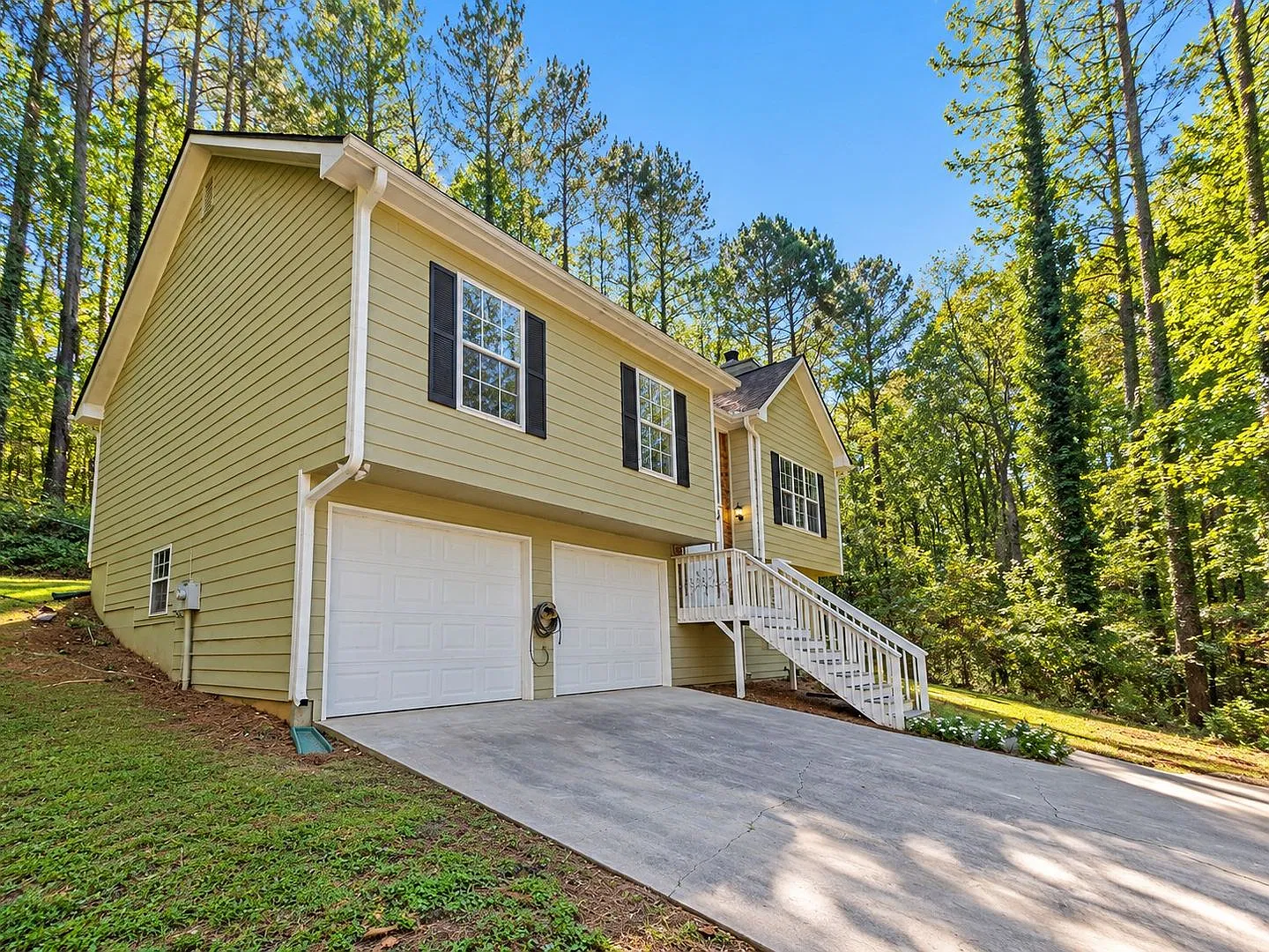 Beautifully Updated Acworth Retreat on Private Wooded Cul-de-Sac Lot — Photo 3