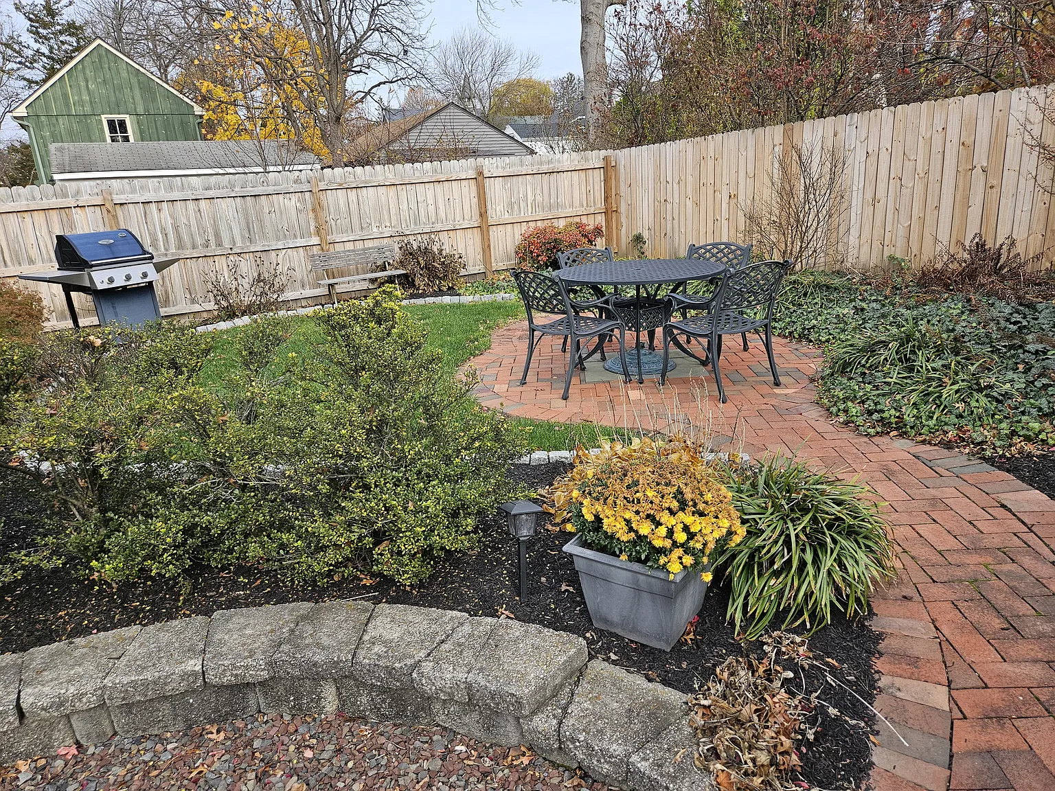 3 bed, 1.5 bath, 1342 sqft, $2,500 — Photo 2