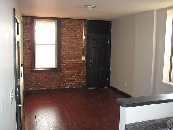 3rd image of 3918 Clayton Ave Floor 3