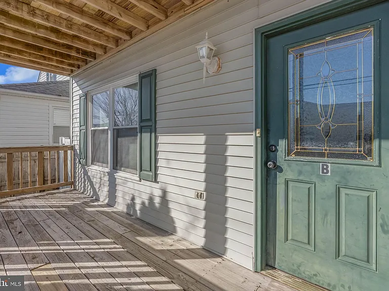 413 Beach Ave W #B — Photo 4