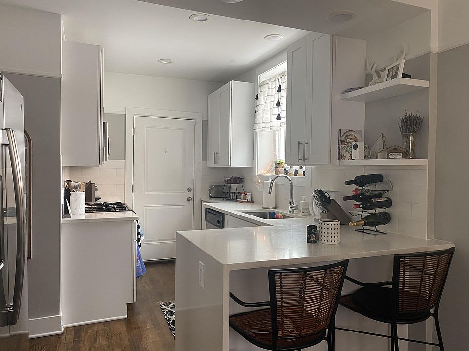 1st image of 5034 N Washtenaw Ave #13