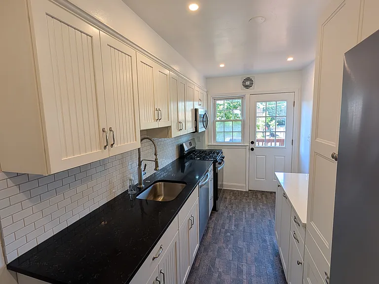 214 Stevenson Ln — Photo 7