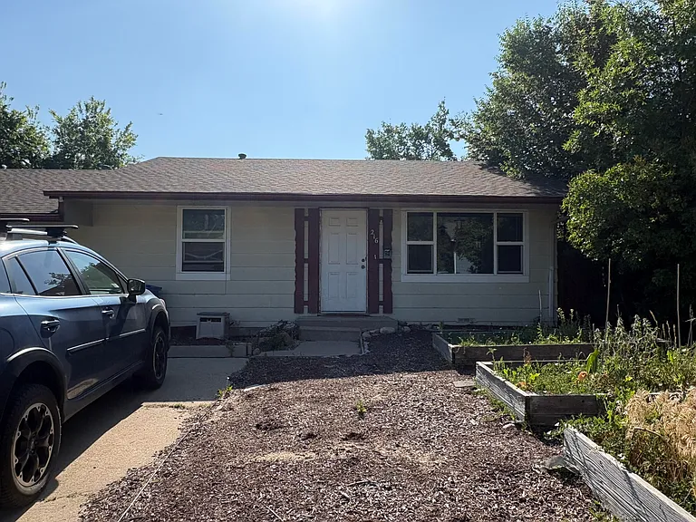 216 N Roosevelt Ave — Photo 1