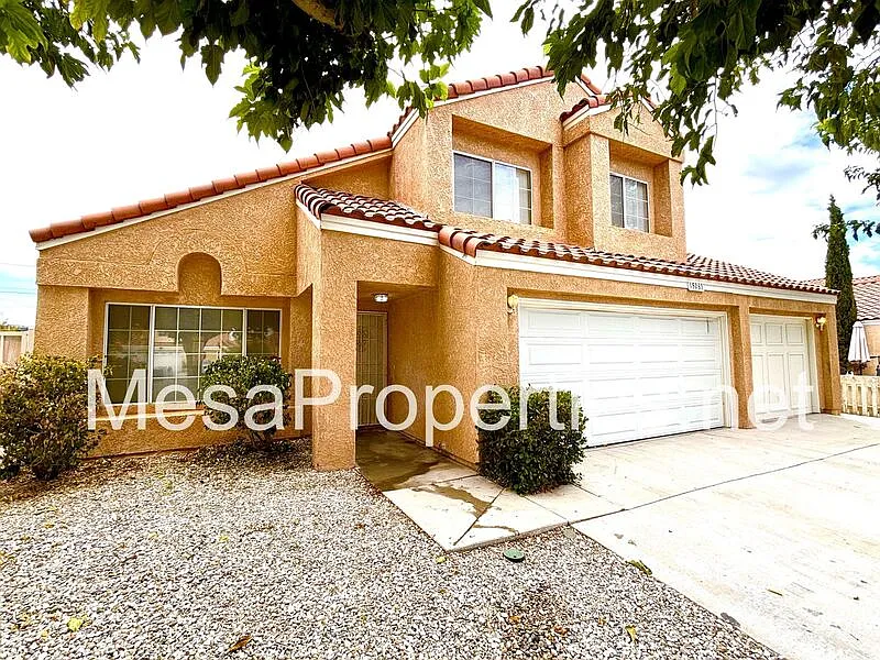 3 bed, 2.5 bath, 2052 sqft, $2,300 — Photo 2