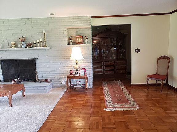 2nd image of 216 Orchard Dr SW