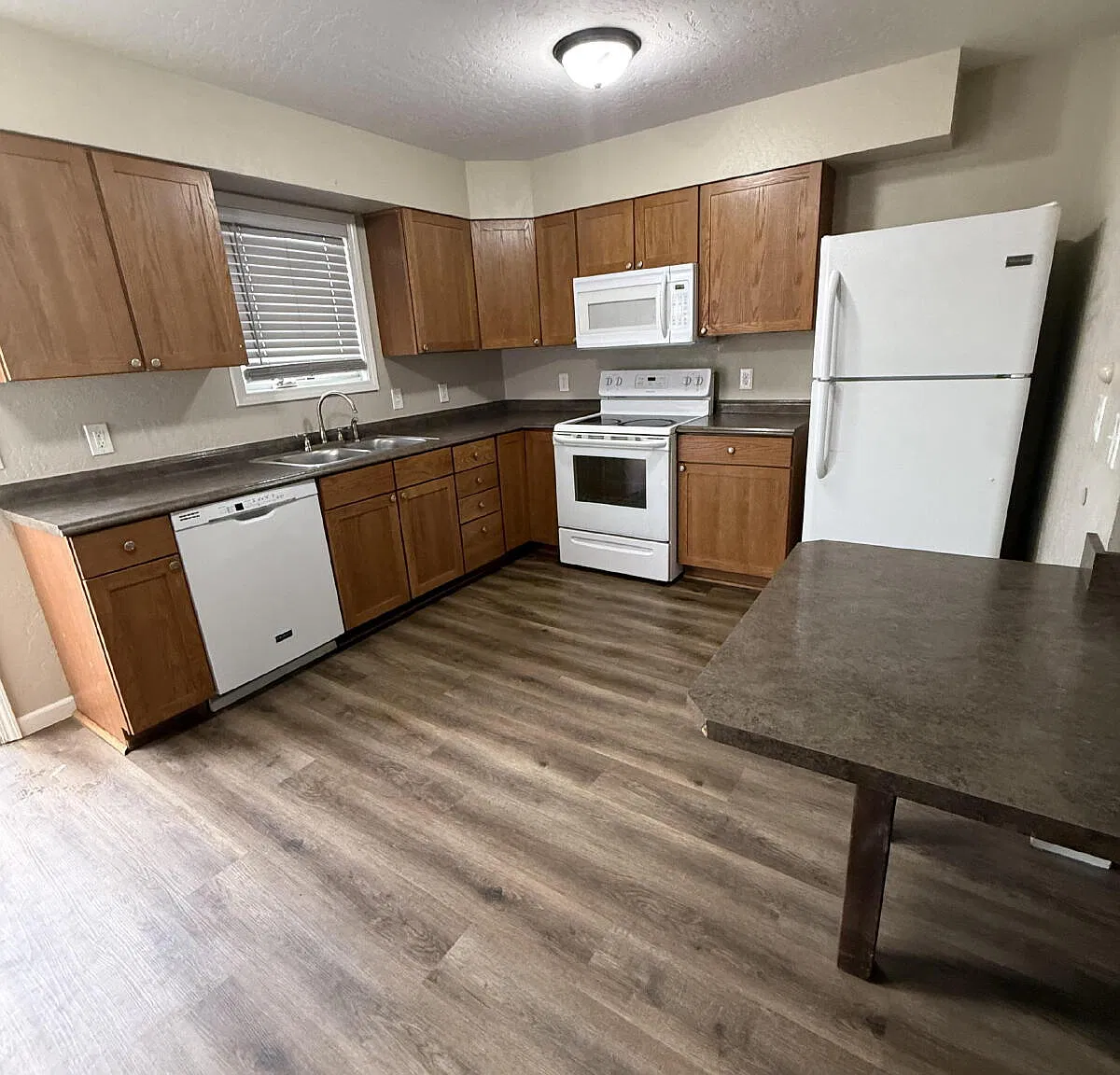 3 bed, 1.0 bath, 1400 sqft, $1,075 — Photo 1