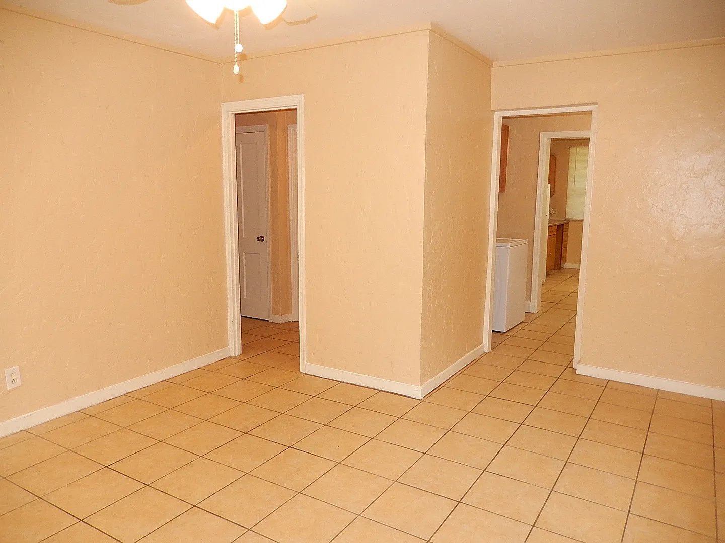 NICE 3/1 House w/ Tile Floors, Washer/Dryer, Split Plan, & Large Yard! $1150/month Avail NOW! — Photo 2