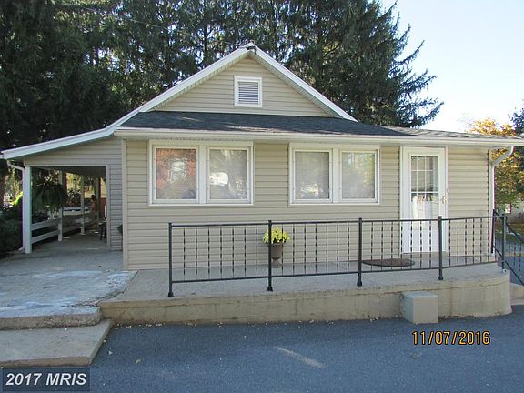 Side entrance, 1 of 3 entrances