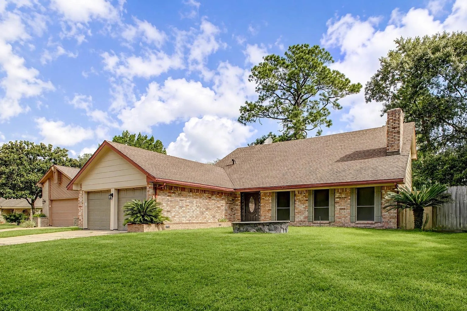 3 bed, 2.5 bath, 2618 sqft, $2,200 — Photo 1