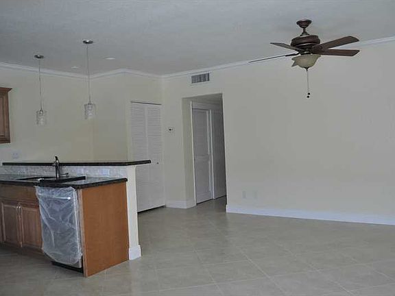4th image of 2100 NE 39th St APT 402