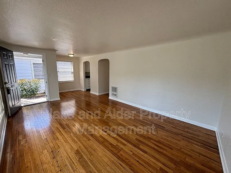 2 bed, 1.0 bath, 791 sqft, $1,695 — Photo 4