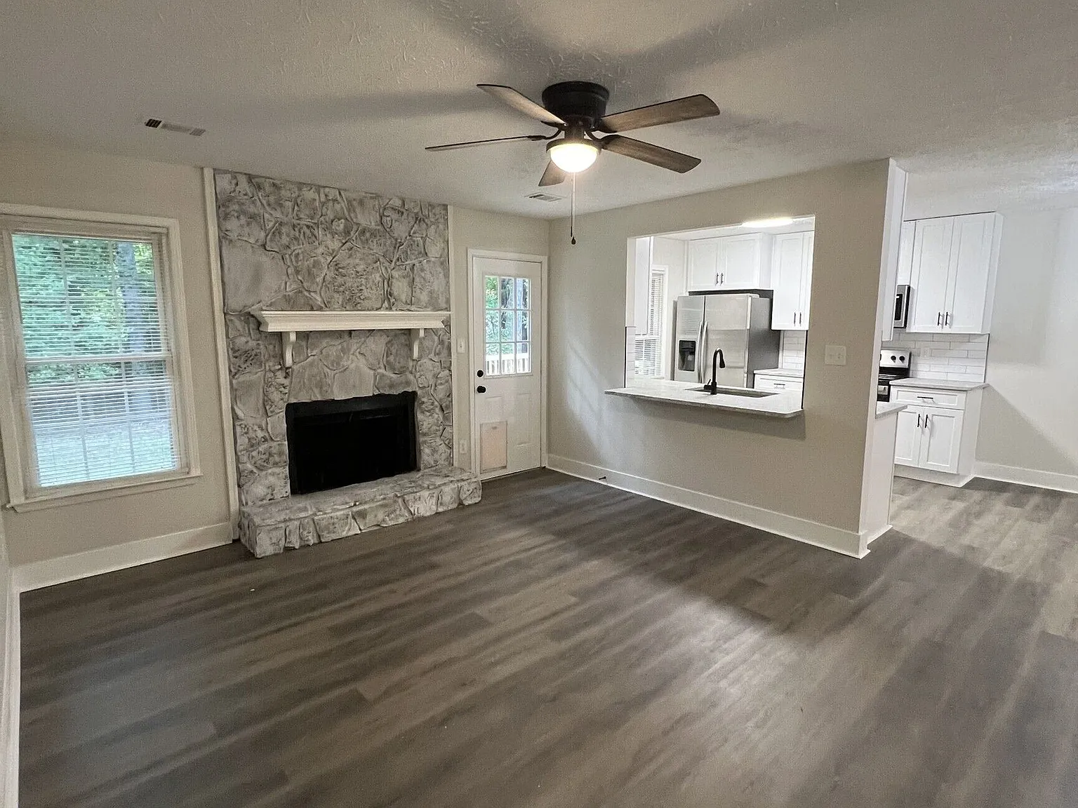 3 bed, 2.0 bath, 1247 sqft, $2,200 — Photo 3