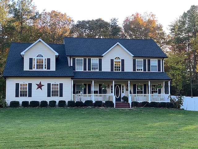 5 bed, 2.5 bath, 3427 sqft, $3,850 — Photo 2