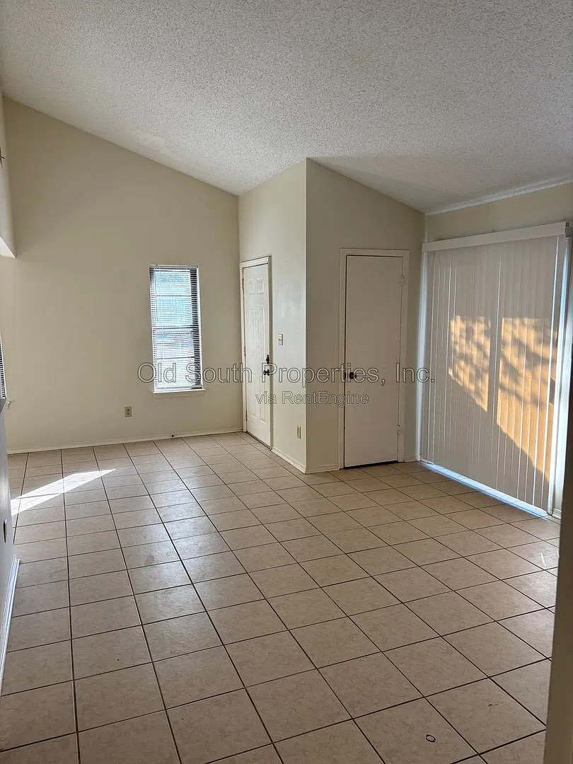 3 bed, 2.0 bath, 1178 sqft, $1,350 — Photo 3