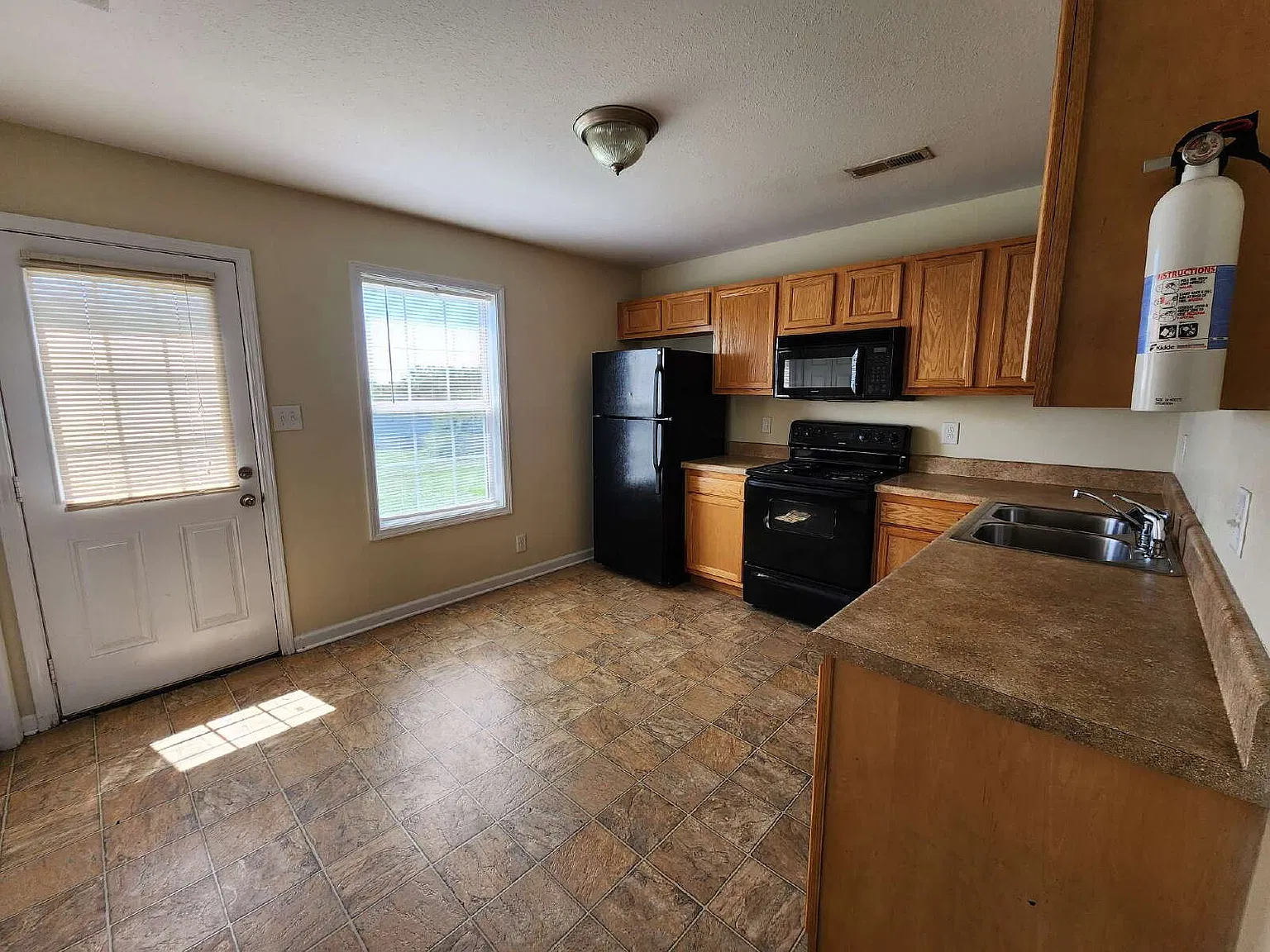 2 bed, 1.5 bath, 1020 sqft, $900 — Photo 4