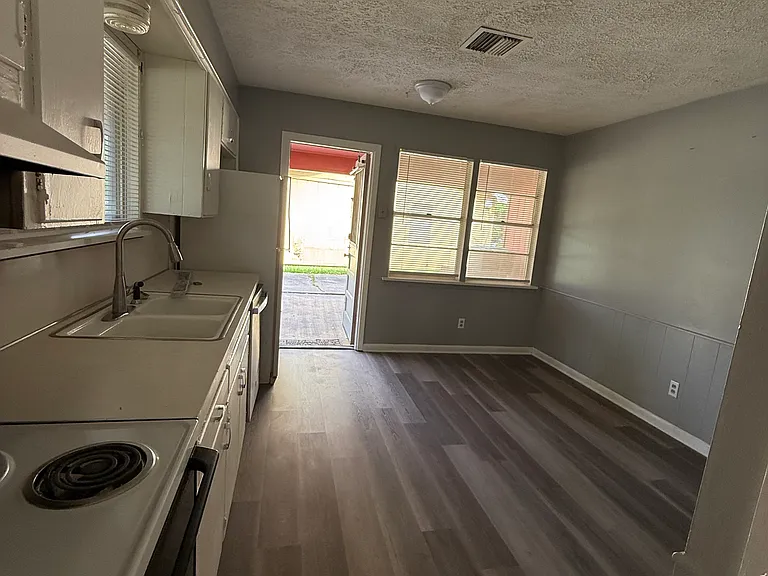 442 Janet Ln — Photo 10
