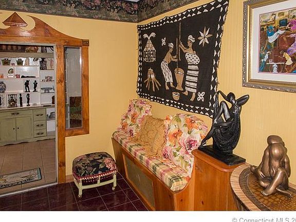 SIDE ENTRANCE INTO TILED BO...