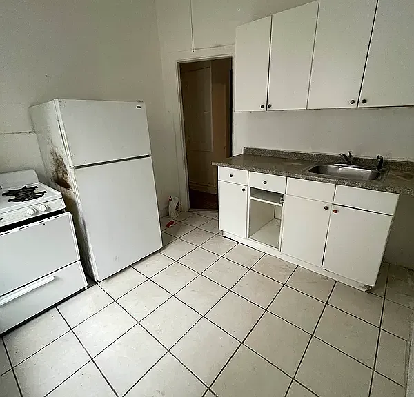 2069 E 12th St #5 — Photo 3