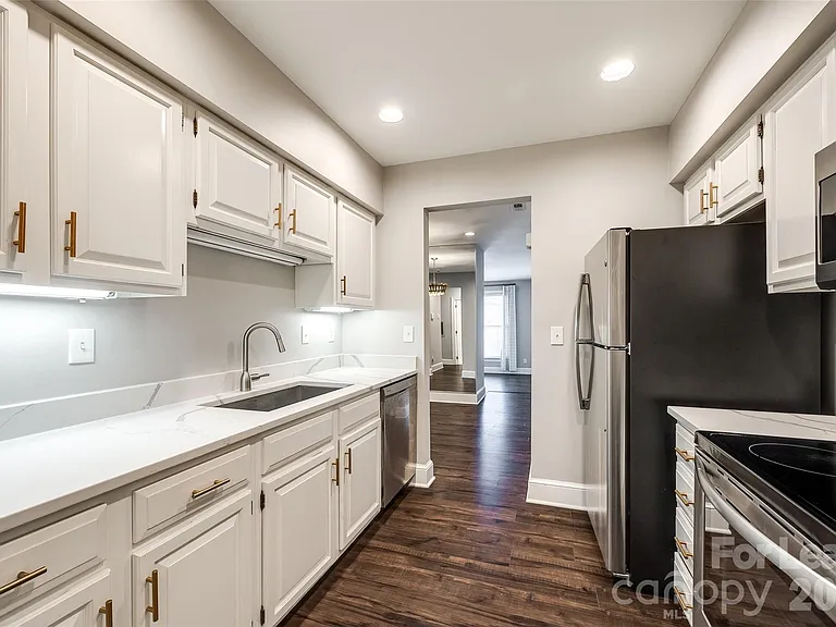 2220 Roswell Ave — Photo 8