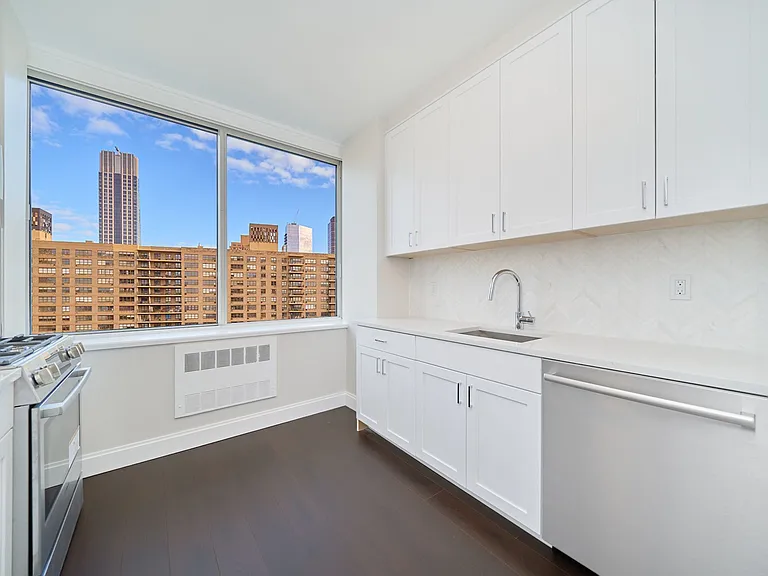 160 Riverside Blvd #27B — Photo 9