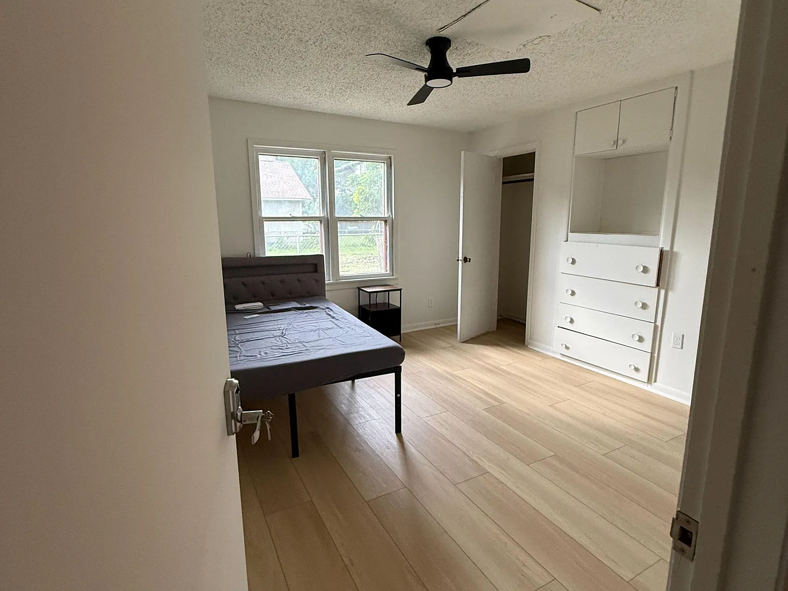 4 bed, 2.0 bath, 1800 sqft, $1,070 — Photo 1