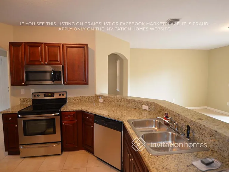 11260 NW 74th Ter — Photo 3