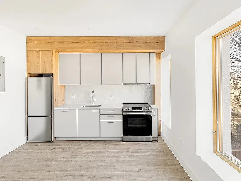 135 Moffat St #2R — Photo 2