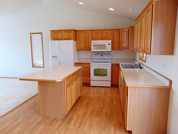 4th image of 736 16th Ave W