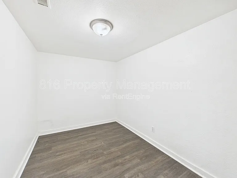 639 S Crysler Ave #E — Photo 9