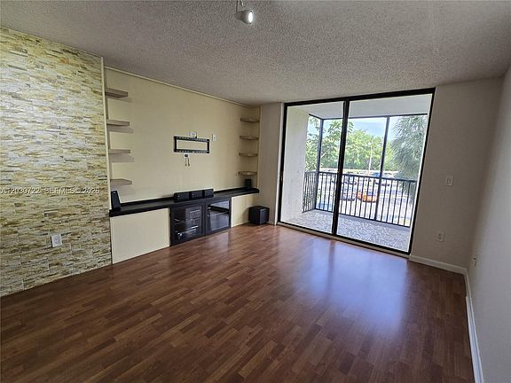 5th image of 900 NE 195th St APT 215