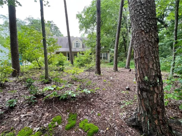 1263 Peace Trail Rd, Walnut Cove, NC 27052