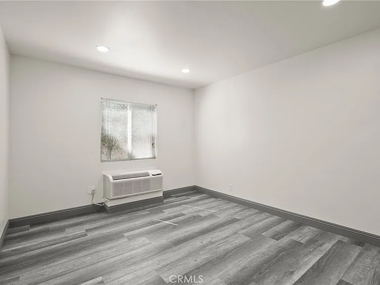 14335 Hamlin St — Photo 16