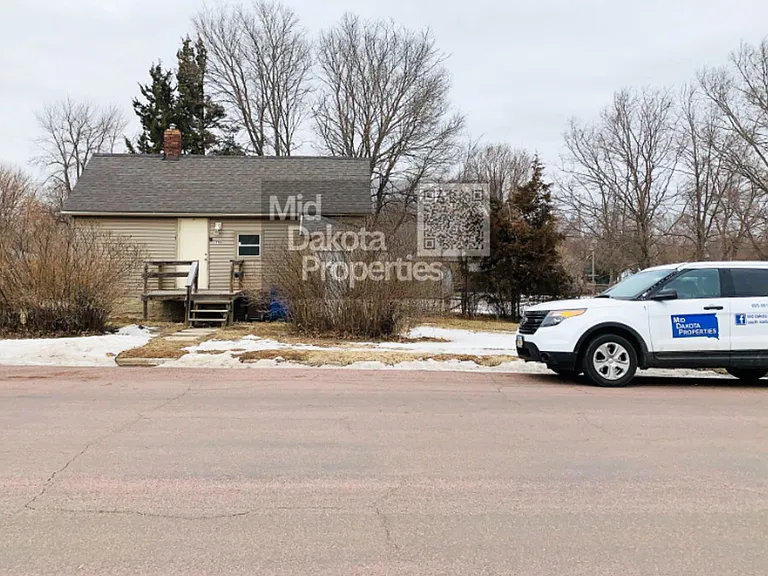 716 W Ash Ave — Photo 1