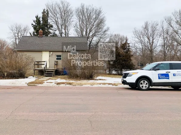 716 W Ash Ave, Mitchell, SD 57301
