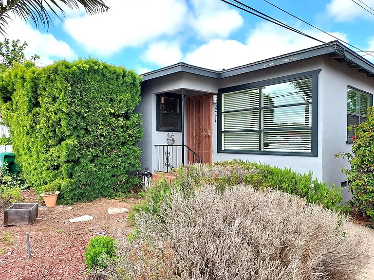 2447 Boundary St — Photo 1