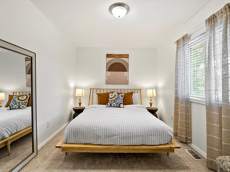 144 Franklyn Ave — Photo 15