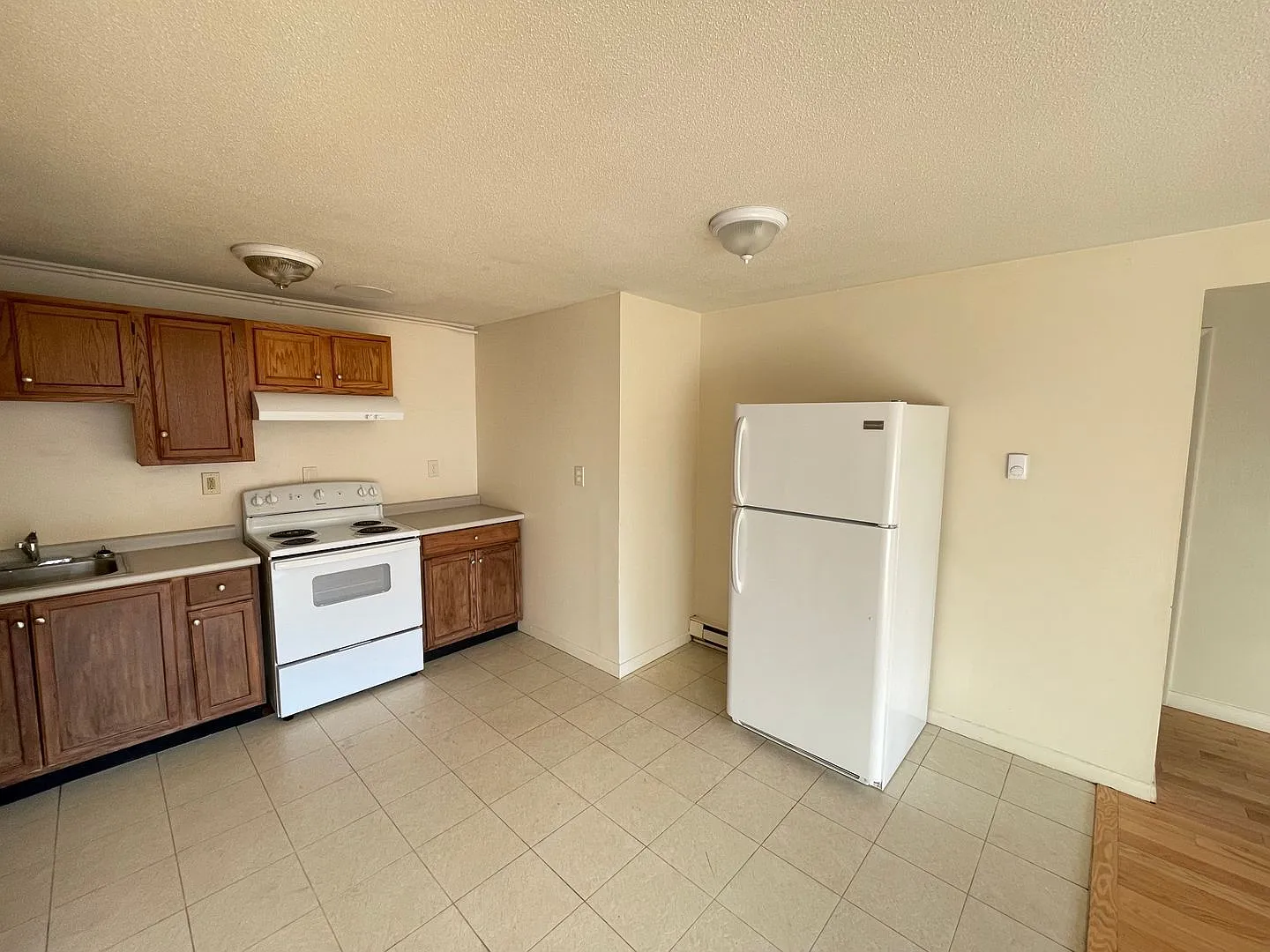 2 bed, 1.0 bath, 669 sqft, $1,650 — Photo 3