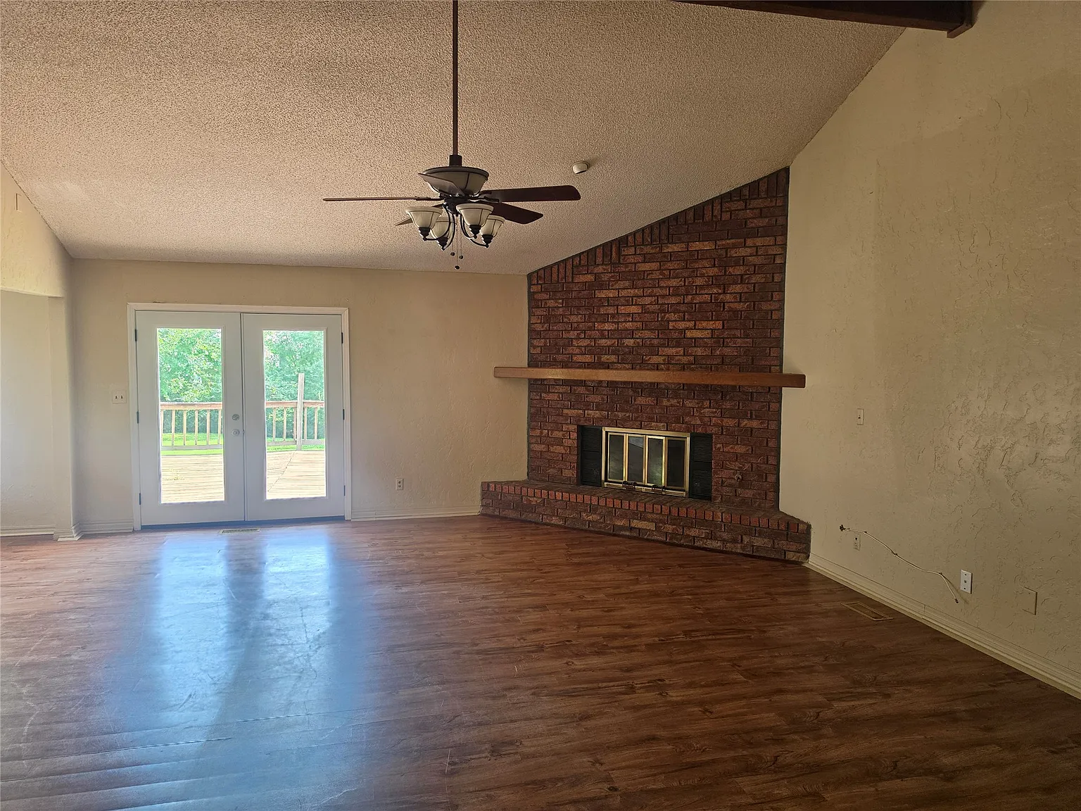 3 bed, 2.0 bath, 1924 sqft, $2,286 — Photo 3